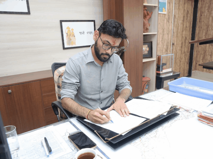 
                 मंदसौर कलेक्टर का सख्त संदेश,काम में लापरवाही बर्दाश्त नहीं:पदभार संभालने के बाद ली पहली बैठक, हर दिन 5 विभागों की होगी समीक्षा 
            