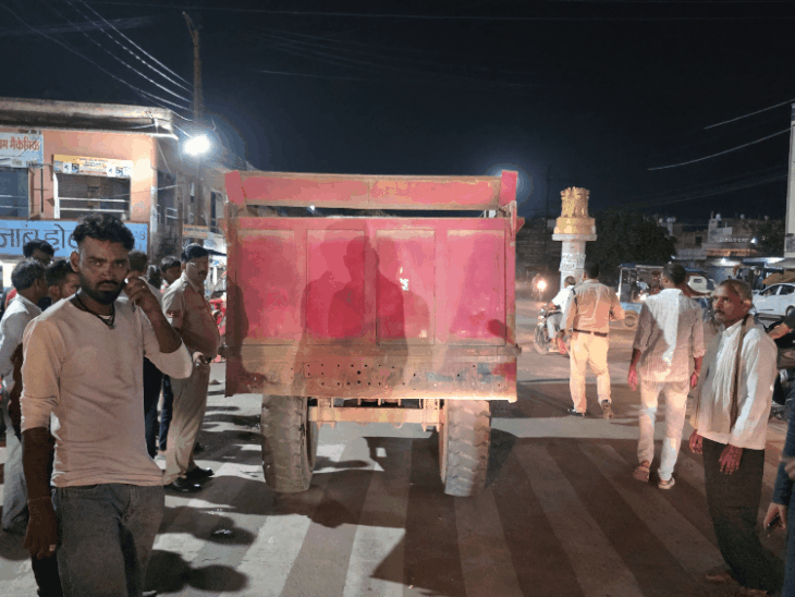 बिना नंबर के ट्रैक्टर ने महोबा रोड पर मारी टक्कर:चालक भागा, लोगों ने पीछा कर दबोचा;कांग्रेस नेता ने ट्रैफिक पुलिस पर लगाए गंभीर आरोप