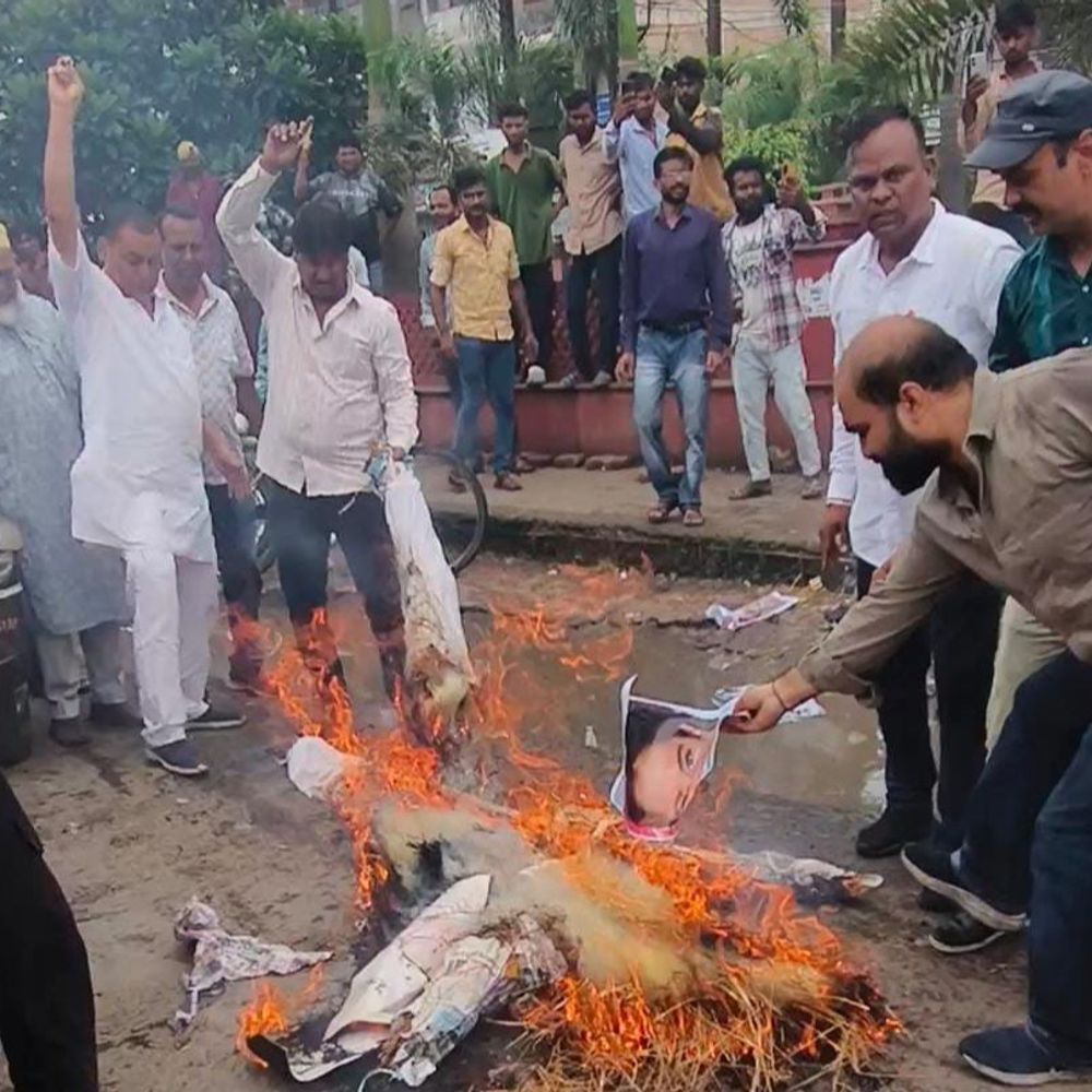 
                 रतलाम में कांग्रेस का प्रदर्शन:केंद्रीय शिक्षा मंत्री व कंगना रनौत का जलाया पुतला; पुलिस से झूमाझटकी, चलाई वाटर कैनन 
            