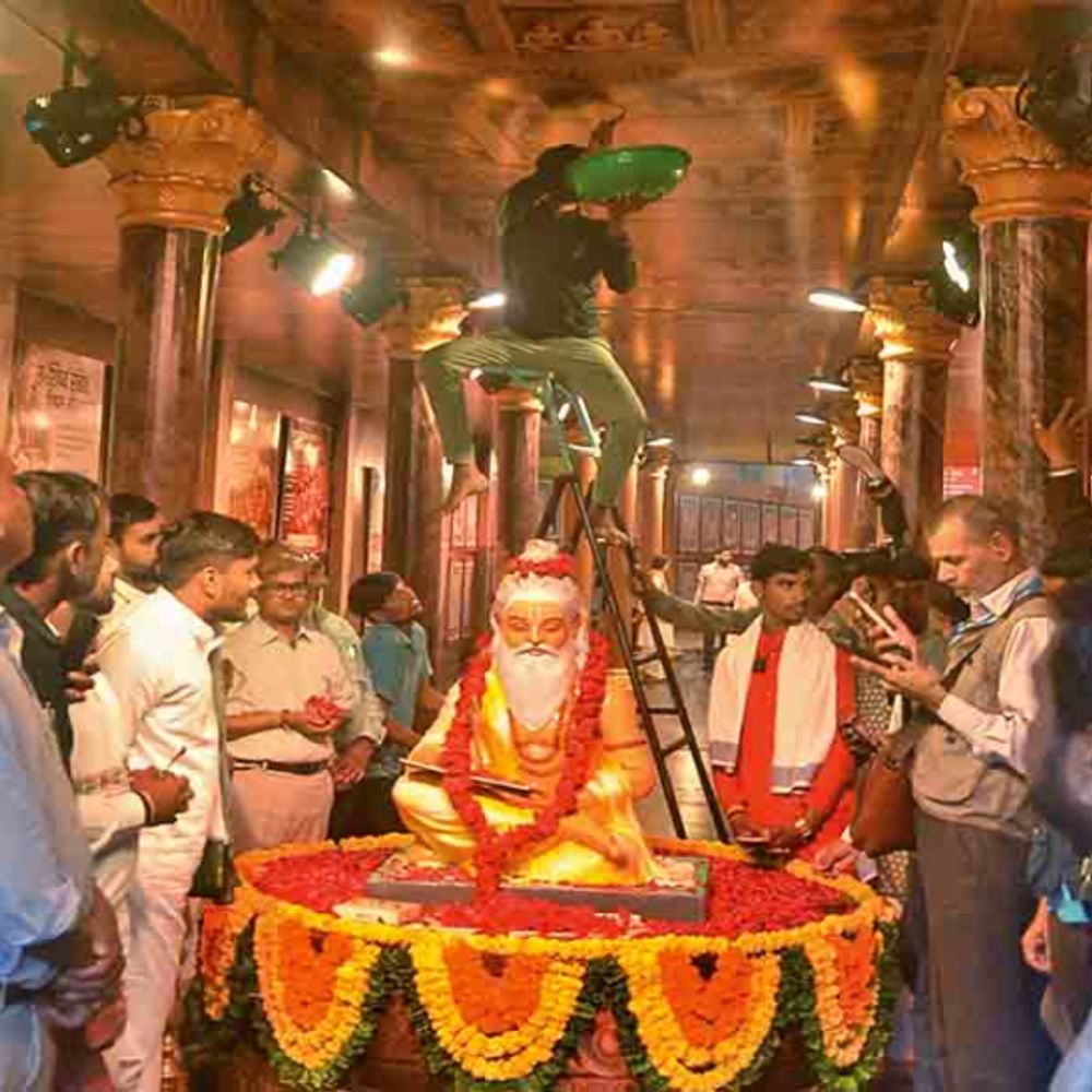 
                 बारिश ने व्यवस्था बिगाड़ दी:गीता भवन के उद्घाटन कार्यक्रम में बने कॉरिडोर में टपका पानी 
            