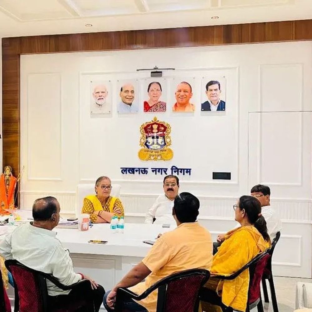 लखनऊ मेयर के समर्थन में पार्षदों की परेड:भाजपा पार्षद ने विरोध किया, बोले- 3 साल में 30 सड़क का प्रस्ताव दिया, एक भी नहीं बनी