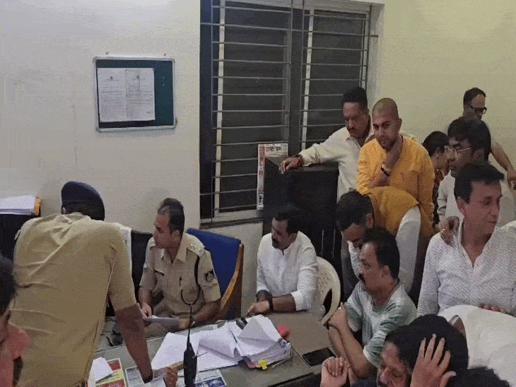 
                 इंदौर में NEET प्रदर्शन का समर्थन किया, इसलिए भेजा नोटिस:5 घंटे से ज्यादा थाने में बैठे कांग्रेस अध्यक्ष चौकसे बोले- सब पुलिस कमिश्नर के इशारों पर हुआ 
            