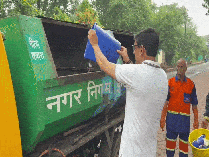 
                 इंदौर अब सेग्रीगेशन सेल्फी से बनाएगा विश्व रिकॉर्ड:5 लाख का लक्ष्य, दोपहर तक लोगों ने भेजीं 3.50 लाख सेल्फी; शाम को राजबाड़ा पर जश्न 
            