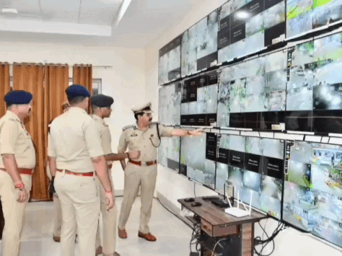 30 हजार कैमरों और AI सिस्टम का फैला जाल:हाईटेक निगरानी में कांवड़ यात्रा, ANPR कैमरे एक्टिव, डीआईजी पहुंचे इंटीग्रेटेड कमांड एंड कंट्रोल सेंटर