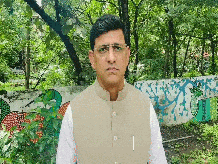 
                 इंदौर में महापौर ने हटवाए खुद के फोटो लगे होर्डिंग:बोले- नियम सबसे ऊपर, कानून सबके लिए बराबर; अपील-अवैध होर्डिंग्स ना लगाएं 
            