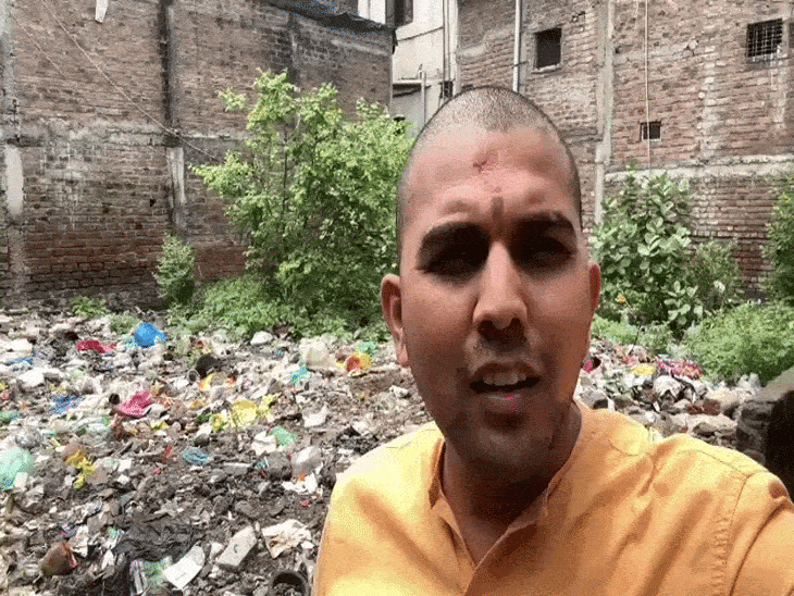 
                 महापौर की 'सेग्रिगेशन सेल्फी' पर कांग्रेस पार्षद का तंज:बोले- 'क्लीन वार्ड' और 'एम्प्टी प्लॉट्स' के साथ भी लें फोटो; वीडियो जारी कर दिखाए गंदे प्लॉट 
            