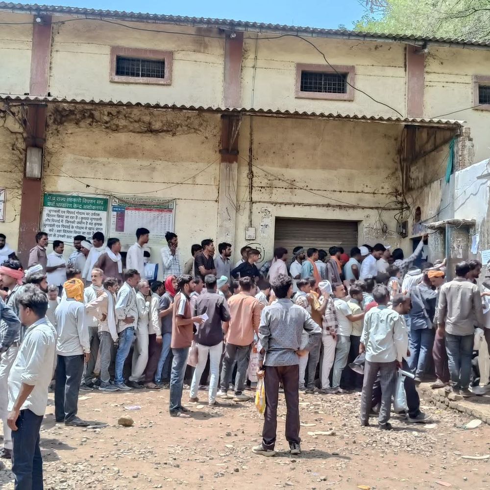 अशोकनगर में खाद वितरण से ई-टोकन व्यवस्था खत्म:अब गोदाम, समितियों से सीधे मिलेगा उर्वरक; बिक्री रिकॉर्ड बाद में पोर्टल पर अपलोड होगा