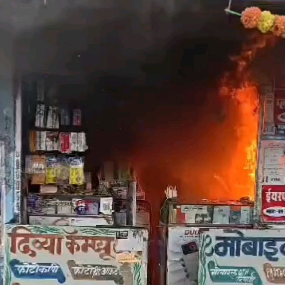 सागर में मोबाइल दुकान में लगी आग, लपटे उठीं:आगजनी में दुकान का सामान जला, शार्ट सर्किट से आग लगने की आशंका