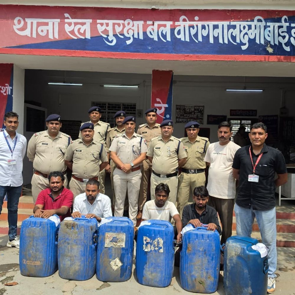झांसी में रेलवे का डीजल चोरी करने वाला गैंग पकड़ा:इंजन और टैंकर से चुराते थे, 300 लीटर डीजल भी बरामद
