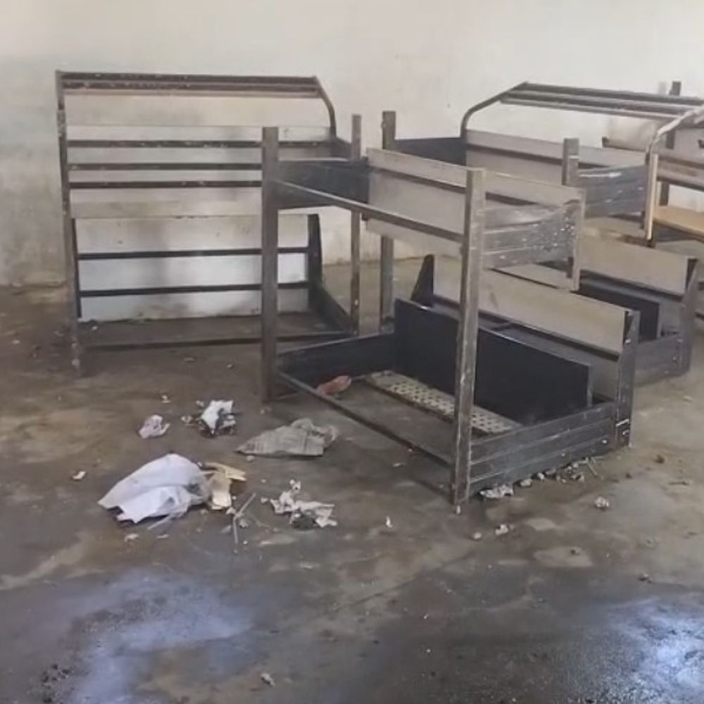 सरकारी स्कूल की छत गिरी, प्राचार्य को नोटिस:डीईओ बोले- समय पर नहीं दी सूचना, यह बड़ी लापरवाही