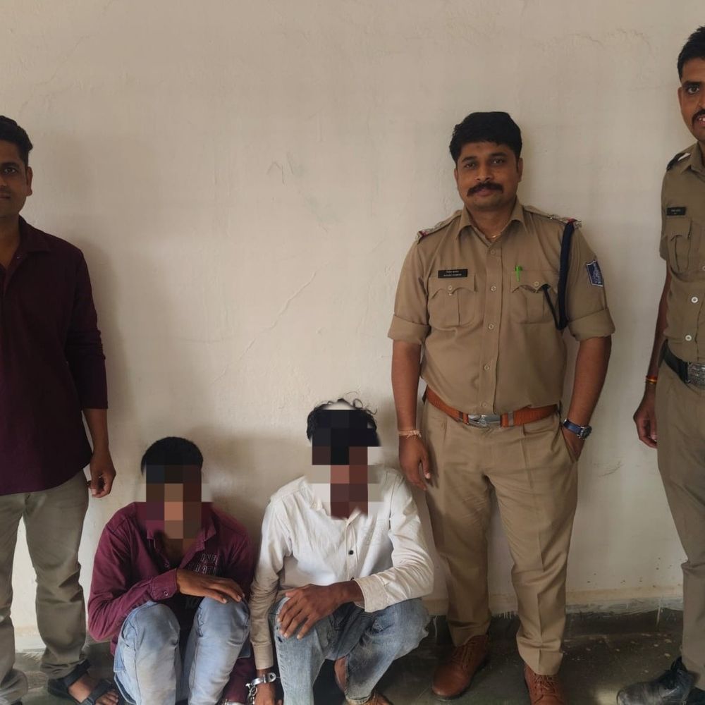 
                 मंदसौर में 10 लाख की MD, डोडाचूरा जब्त:दो तस्कर गिरफ्तार, बिना नंबर बाइक और आईफोन-11 भी बरामद 
            