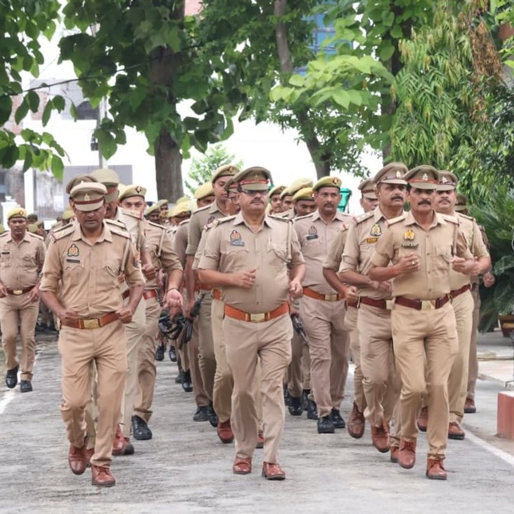 अमेठी में SP ने पुलिसकर्मियों से लगवाई दौड़:शारीरिक और मानसिक तौर पर चुस्त रहने को कहा, मॉक ड्रिल भी कराई