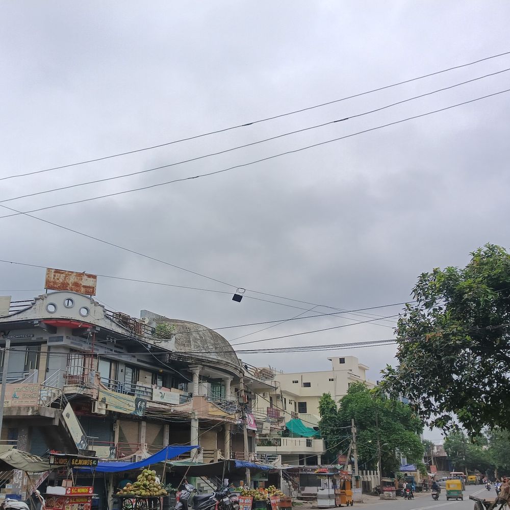 आगरा में सुबह से छाए बादल, सुहावना हुआ मौसम:चल रही ठंडी हवा, तापमान में आई गिरावट, दिन में रिमझिम बारिश की है संभावना