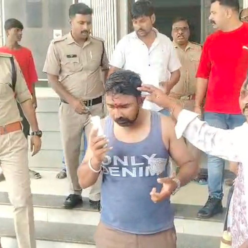 
                 नीमच में कार ने बच्ची को टक्कर मारी:विरोध करने पर आरोपी ने पिता का सिर फोड़ा; वाहन पर "भारत सरकार" लिखा 
            