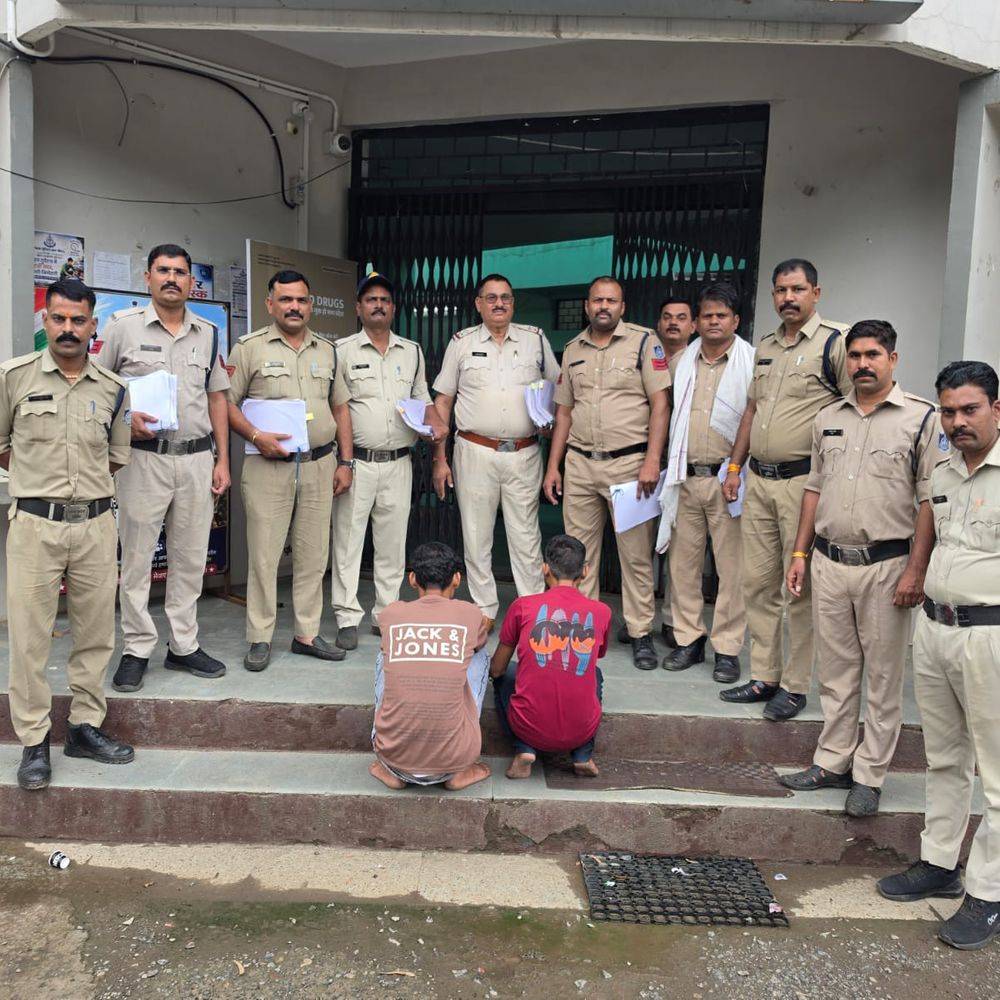 
                 12 चोरी-डकैती में शामिल रहा आरोपी गिरफ्तार:1.4 किलो चांदी, ₹1.60 लाख रुपए मिले, नीमच में दो साल बाद पकड़ाया 
            