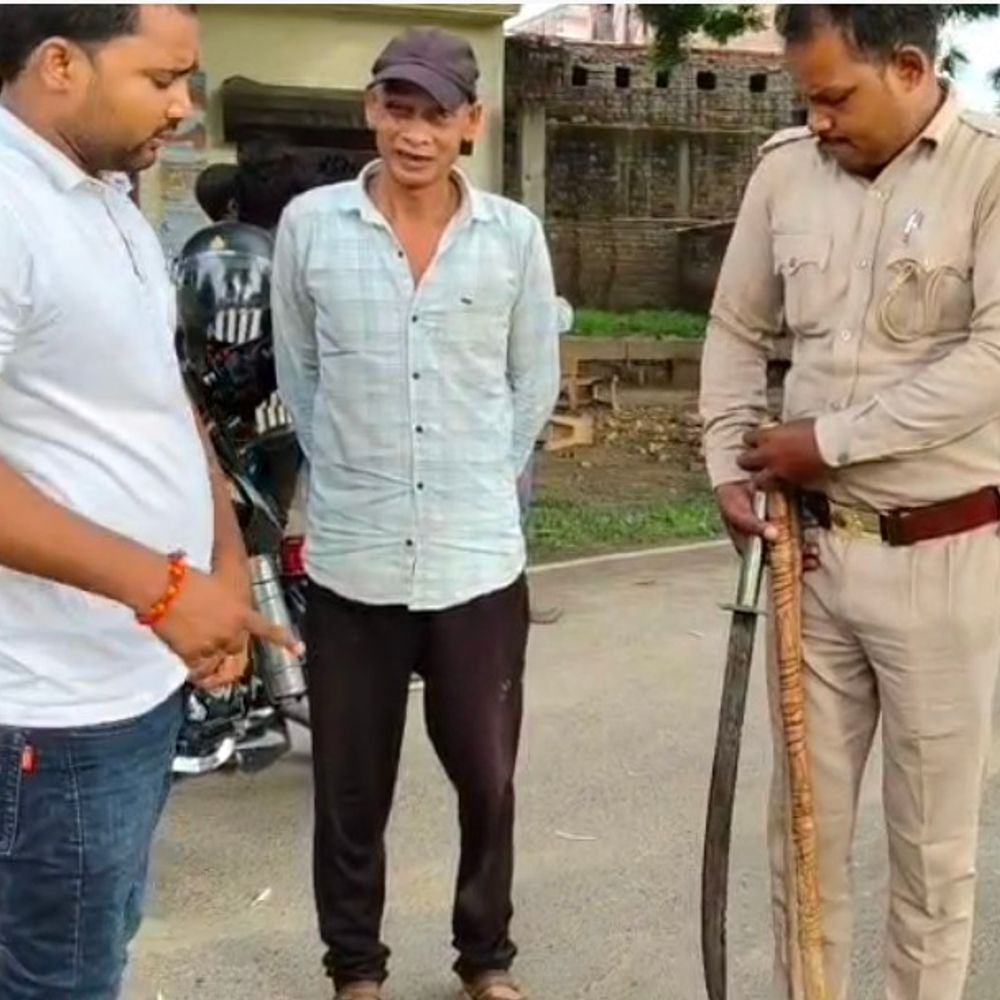 कोचिंग संचालक पर छात्रों से हमला कराने का आरोप:कौशांबी में 4 नामजद समेत अज्ञात पर FIR, मंदिर में घुसकर मारपीट का आरोप