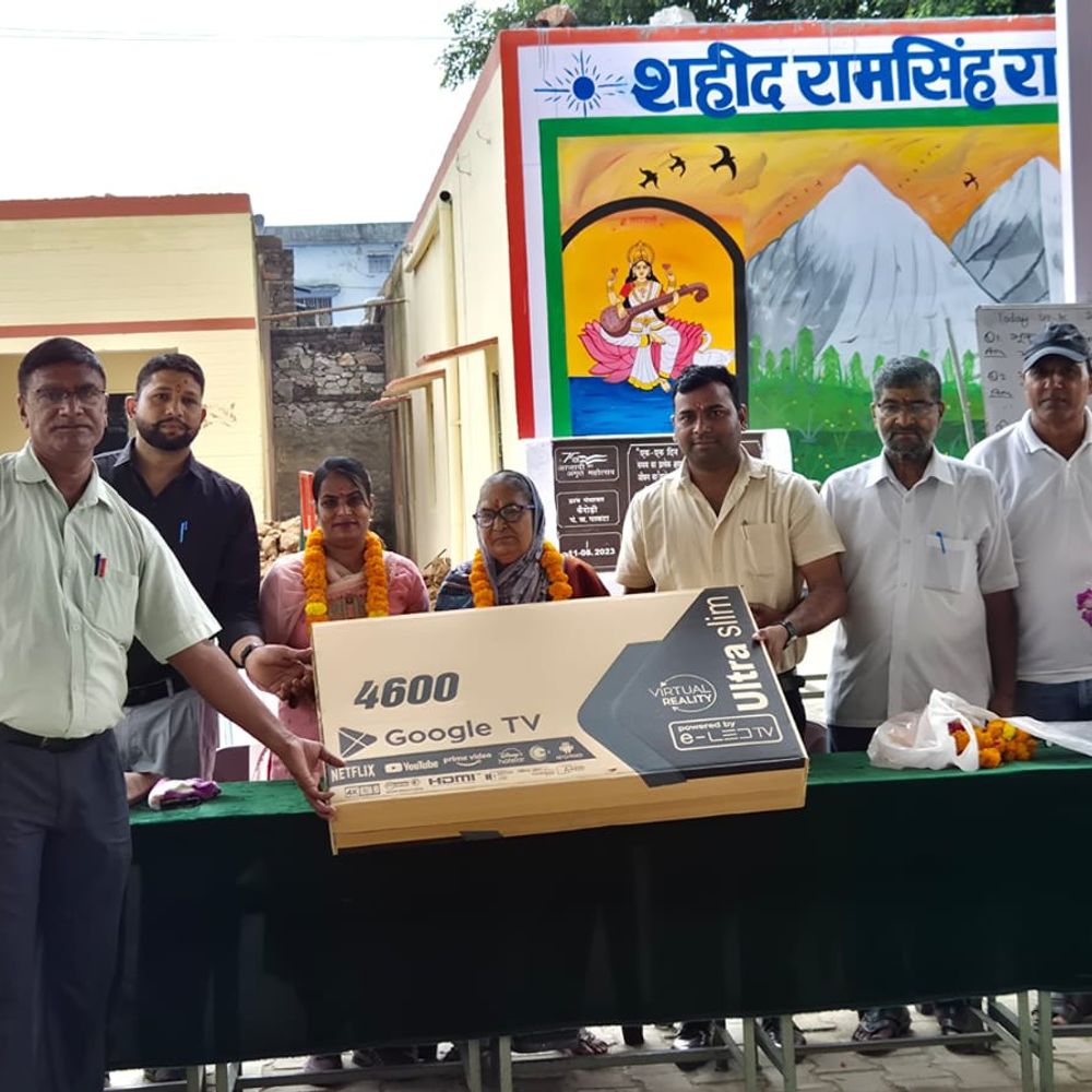 पावटा के शहीद रामसिंह राजकीय स्कूल को मिला स्मार्ट टीवी:भामाशाह ने किया भेंट, स्टूडेंट्स को मिलेगी डिजिटल एजुकेशन