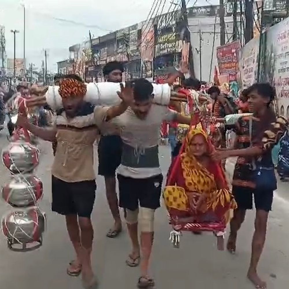 दादी को कांवड़ में बैठाकर निकला 'श्रवण' शिवभक्त:हापुड़ का युवक हरिद्वार से ला रहा गंगाजल, शिव चौक पर बना आकर्षण