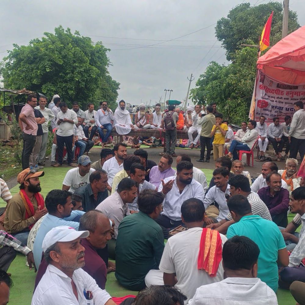 हनुमान मंदिर हटाने की आशंका पर ग्रामीणों का चक्काजाम:सीहोर में सड़क निर्माण का विरोध; ज्ञापन सौंप प्रदर्शन की चेतावनी दी