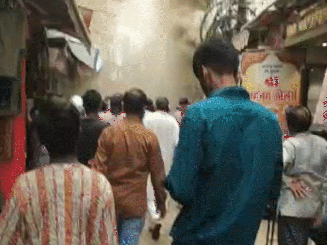 
                 भोपाल में चौक बाजार की कपड़ा दुकान में आग:छोटा रास्ता, बेरिकेडिंग के चलते दमकल पहुंचने में देरी; व्यापारियों ने काबू पाया 
            