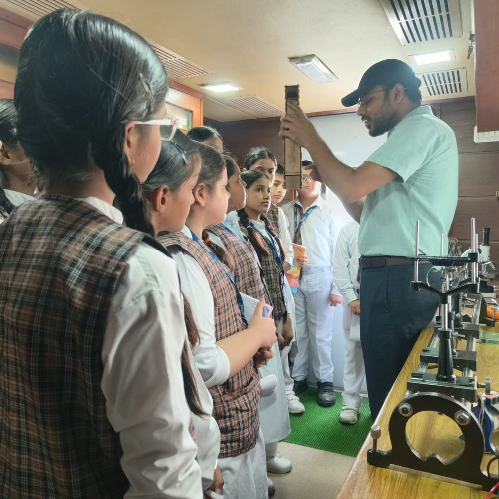 औरैया में विज्ञान बस पहुंची सुदिति ग्लोबल अकैडमी:प्रयोगों के जरिए छात्रों ने सीखे विज्ञान के सिद्धांत, 6 से 12 तक के विद्यार्थियों ने लिया हिस्सा