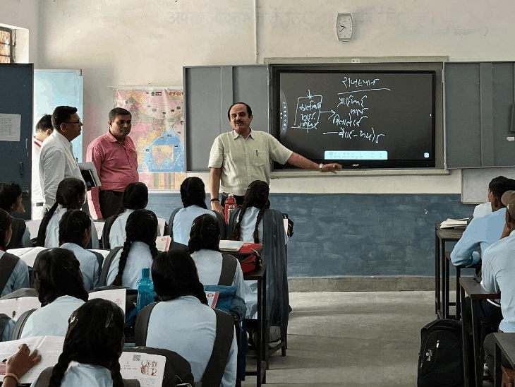 कलेक्टर ने स्कूल में स्टूडेंट्स को पढ़ाया इतिहास:30 मिनट ली क्लास, निरीक्षण में अव्यवस्थाओं पर जताई नाराजगी