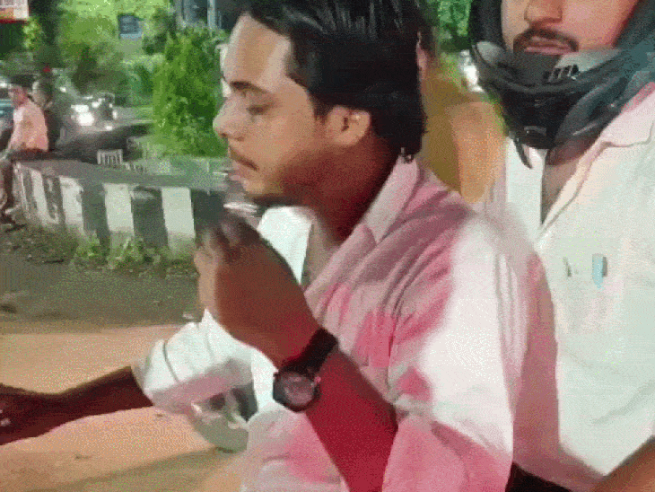 
                 LLB का छात्र फर्जी पुलिस बनकर कर रहा था वसूली:वाहन चेकिंग के दौरान पब्लिक ने घेरा,कहा-आईडी कार्ड दिखाओ; कमर में लगा रखी थी नकली पिस्टल 
            