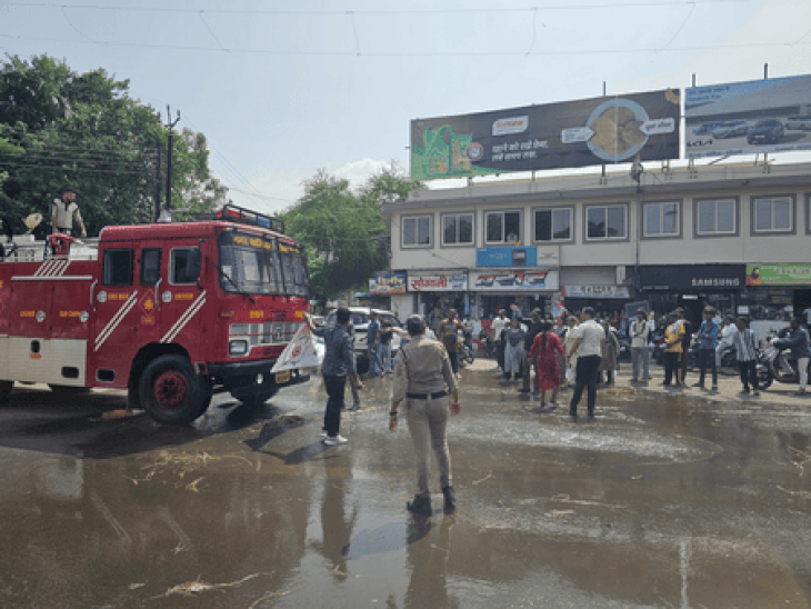 कंगना के बयान पर मंदसौर में महिला कांग्रेस का प्रदर्शन:पुलिस से झूमाझटकी के बीच तीसरी कोशिश में भी पुतला जलाने पर मचा हंगामा