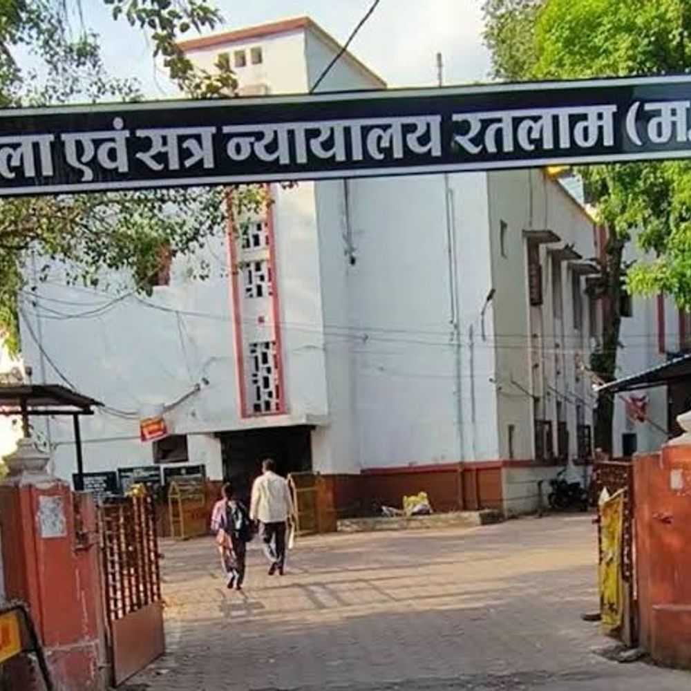 
                 चचेरे भाई समेत तीन आरोपियों को आजीवन कारावास:खेत के रास्ते की रंजिश में की थी हत्या; 17 माह में कोर्ट ने सुनाया फैसला 
            