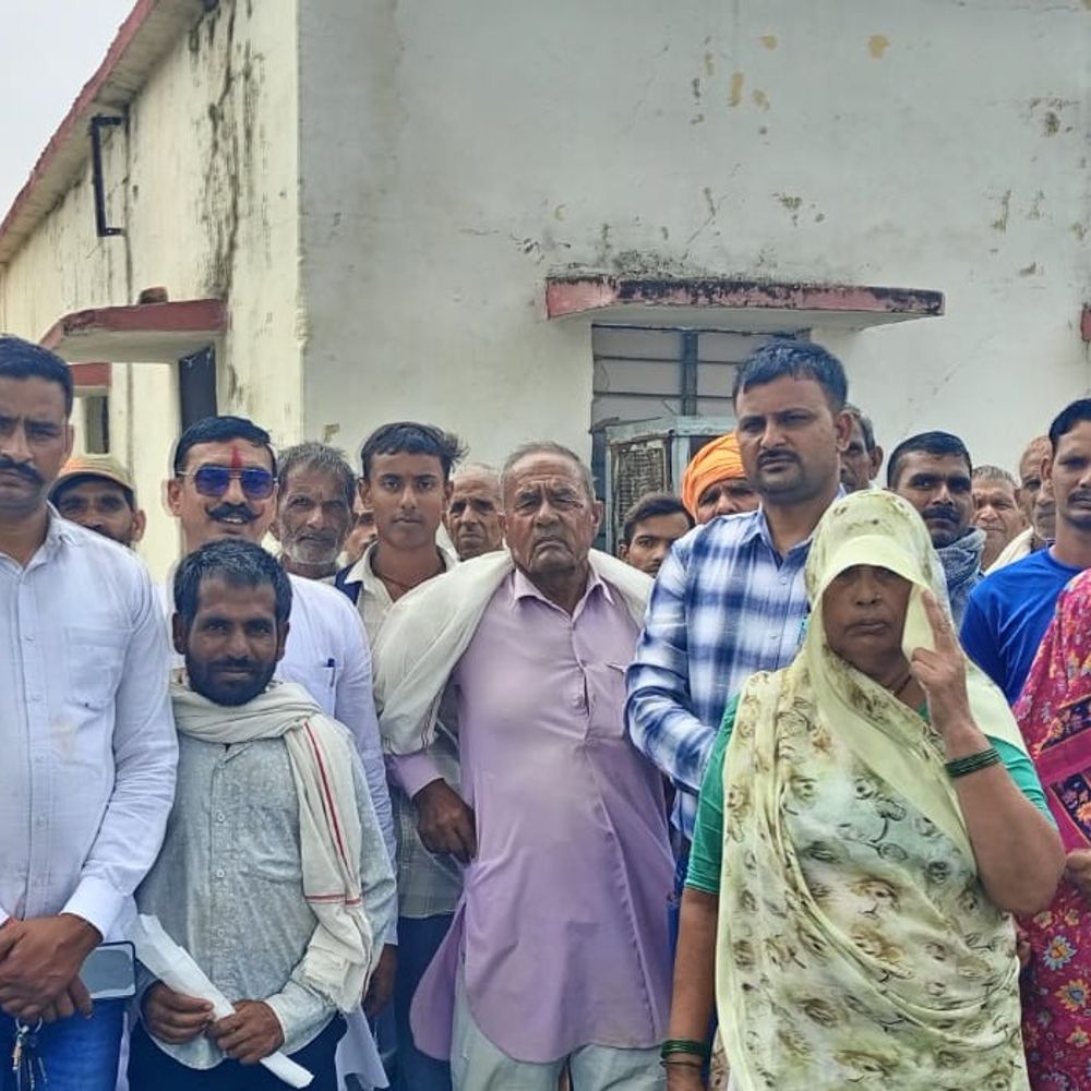 गोहद में राशन नहीं मिलने से भड़के ग्रामीण:बोले- संचालक बेच रहा हमारा हक, एसडीएम से की शिकायत; 3 माह से हितग्राही खाली हाथ लौटे