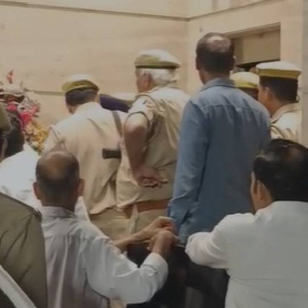 नोएडा वैंक्विट हॉल में फंसी थी लिफ्ट:बीजेपी के कई वरिष्ठ नेता थे मौजूद, तीन लोगों के खिलाफ मुकदमा दर्ज