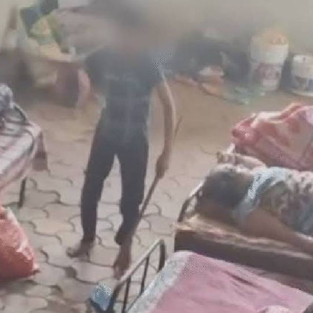 
                 इंदौर निगम की पानी की टंकी में चलता रहा आश्रम:हाईकोर्ट ने पूछा- जिम्मेदार कौन, वर्षों तक कैसे चलता रहा, कार्रवाई में इतनी देर क्यों? 
            