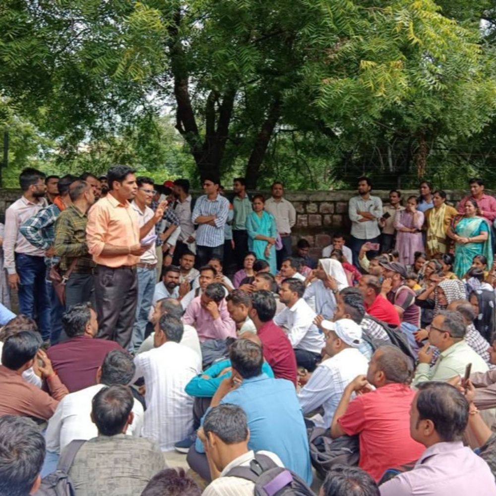
                 डिप्टी सीएम बोले-हर महीने मिले आउटसोर्स कर्मचारियों का मानदेय:महिला एवं बाल विकास विभाग के पोषण अभियान के आउटसोर्स कर्मचारियों ने किया प्रदर्शन 
            