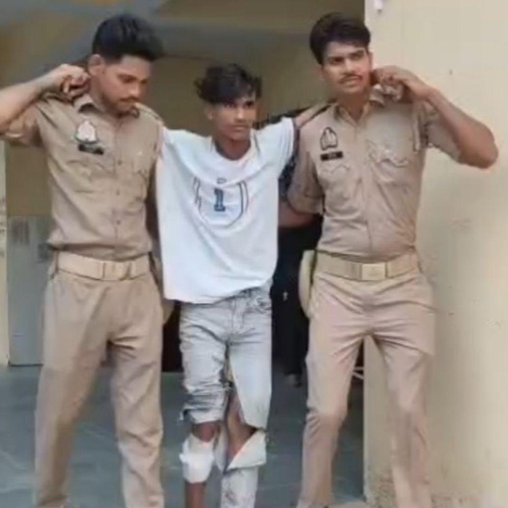 शाहजहांपुर में हत्यारोपी का हाफ एनकाउंटर:पुलिस कस्टडी से सिपाही पर चाकू से हमला कर भागा, पैर में गोली लगी