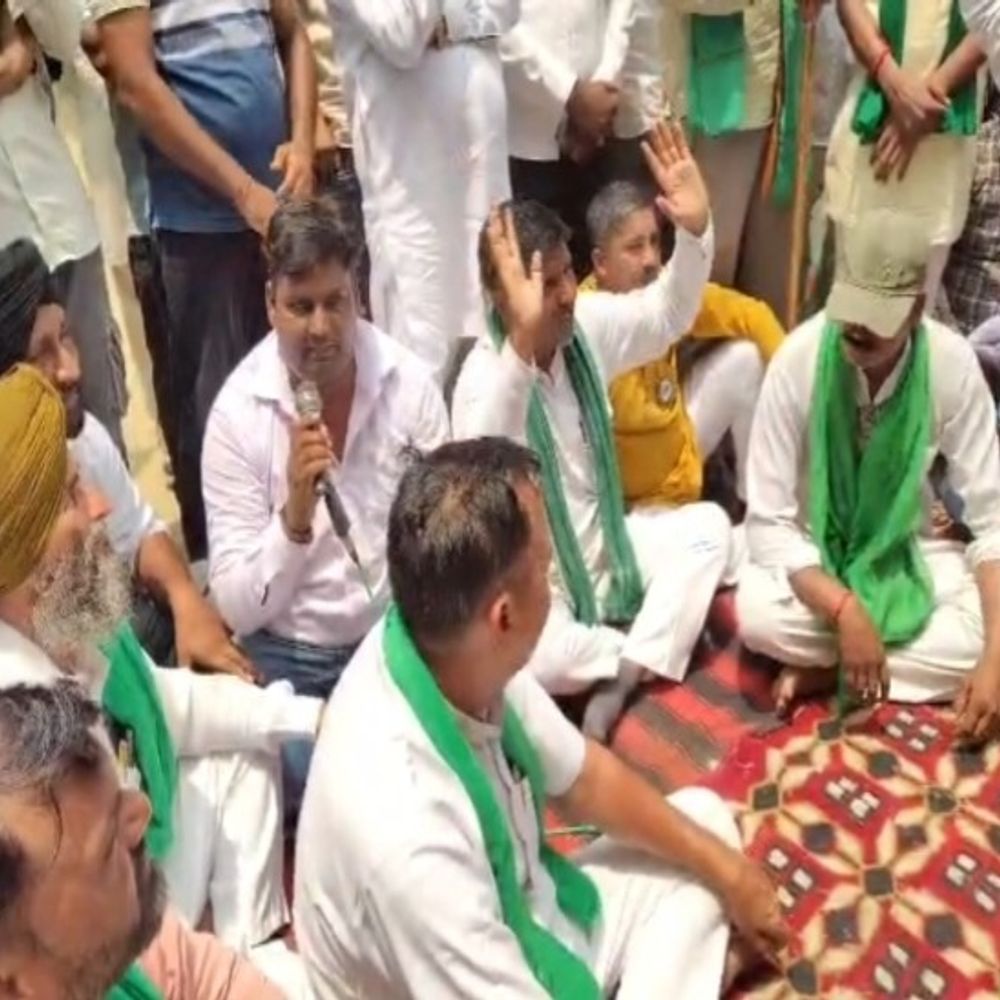 शाहजहांपुर में किसान यूनियन का प्रदर्शन:जर्जर बिजली लाइन बदलने की मांग, XEN ने दिया आश्वासन