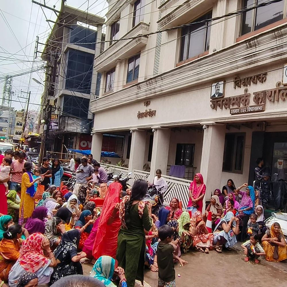 
                 PM आवास रहवासी मंत्री कश्यप के घर पहुंचे:सड़क पर बैठकर किया प्रदर्शन,बेदखली नोटिस के विरोध में निगम के खिलाफ नारेबाजी 
            