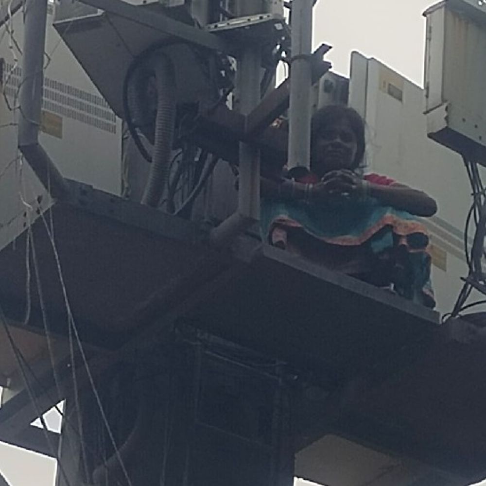 आगरा से लखनऊ आकर टावर पर चढ़ी महिला:फायर टीम ने नीचे उतारा; पुलिस पर बच्चे को पीटने, रुपए छीनने का आरोप लगा रही थी