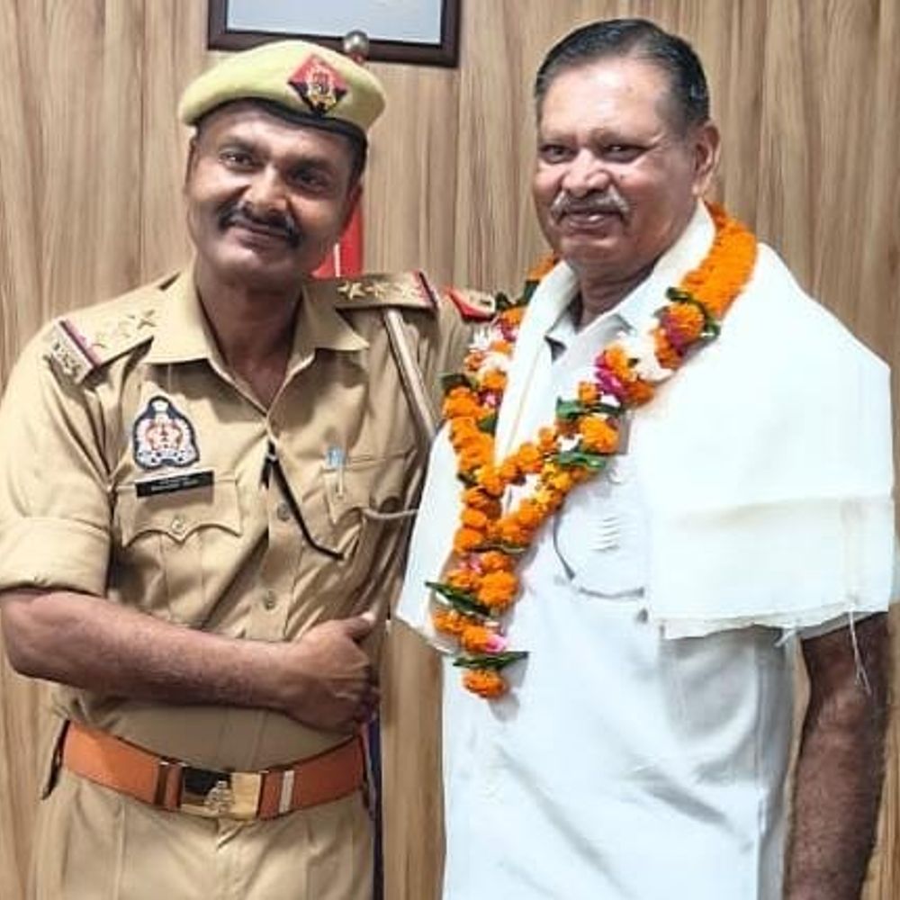 एटा पुलिस के तीन पुलिसकर्मी सेवानिवृत्त:पुलिस लाइंस में सम्मान के साथ दी गई विदाई, शॉल और माल्यार्पण कर किया सम्मानित