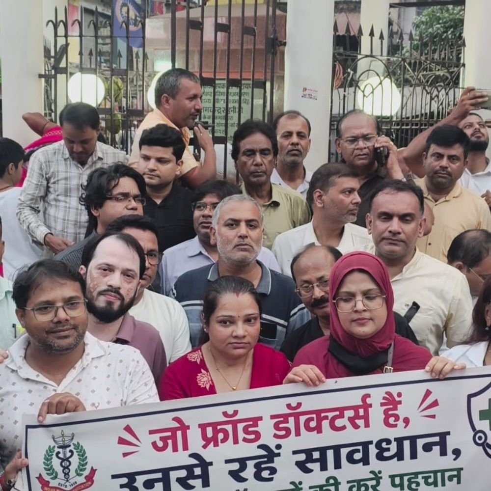 निजी क्लीनिकों पर छापेमारी, डॉक्टरों ने निकाला कैंडल मार्च:आईएमए के बैनर तले सदर अस्पताल से प्रजातंत्र चौक तक प्रदर्शन