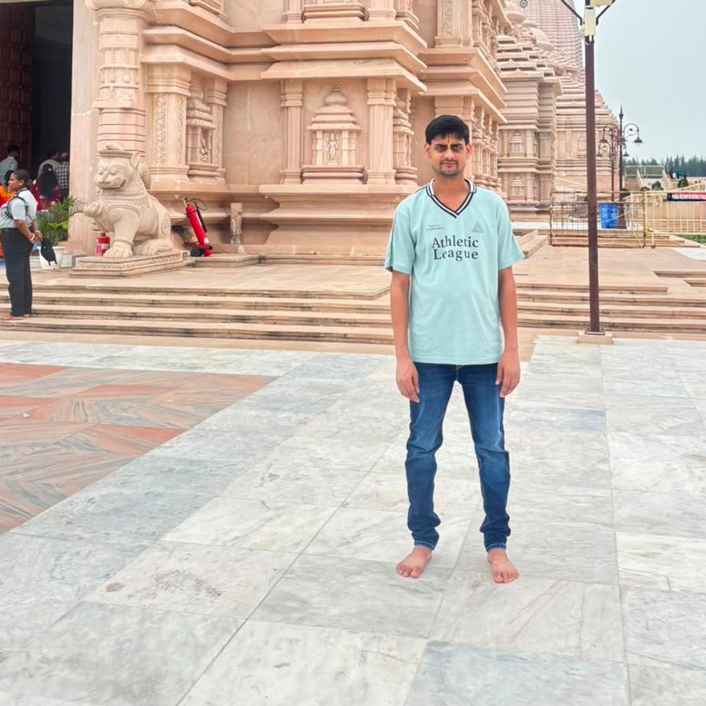 बाइक डिवाइडर से टकराई, 26 वर्षीय युवक की मौत:जमुई में दूसरा घायल; लोगों ने पहुंचाया अस्पताल; घर लौटते समय हादसा