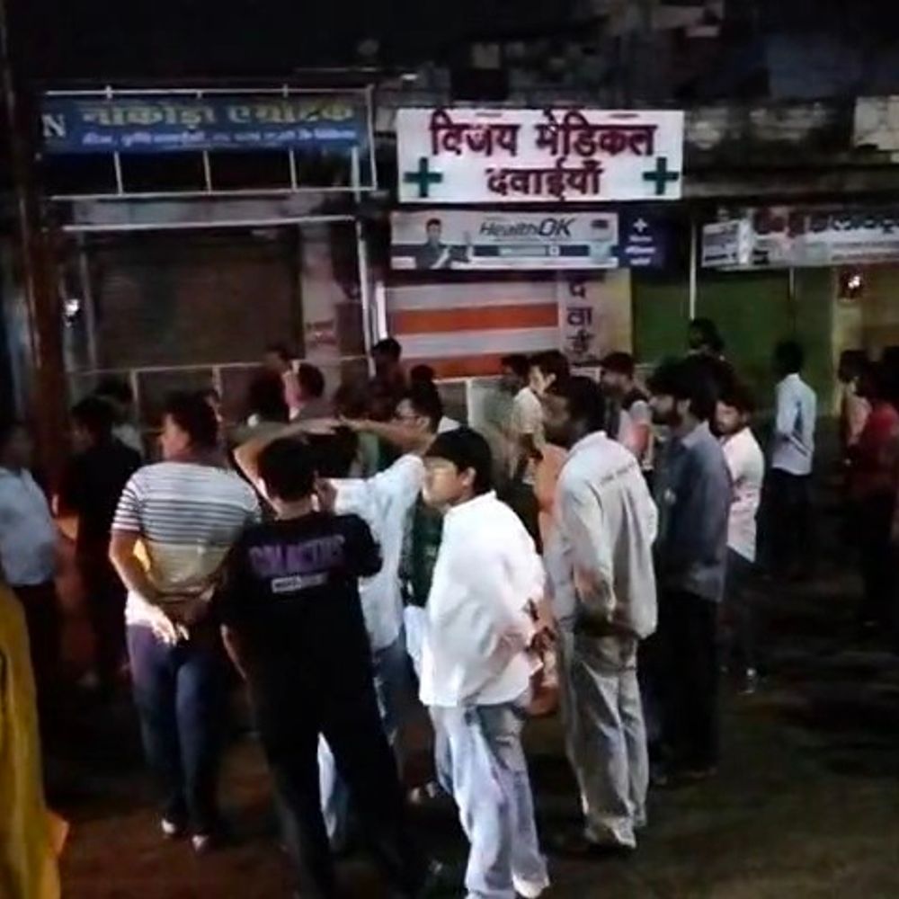 
                 नीमच में अनाज की दुकान में शॉर्ट सर्किट से आग:पुलिस और दमकल की 2 गाड़ियों ने पाया काबू; लाखों का अनाज सुरक्षित 
            