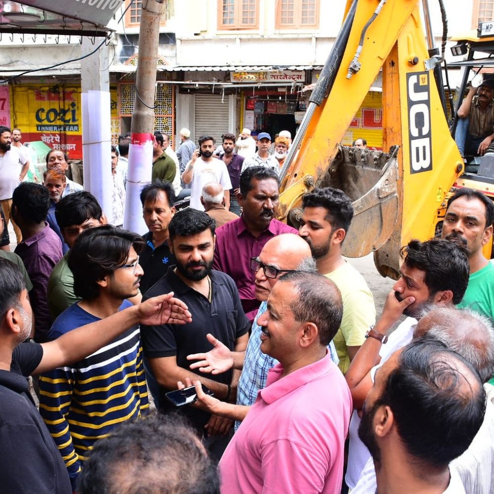 
                 उज्जैन में महाकाल सवारी मार्ग से अतिक्रमण हटा:निगम ने नालियों पर बने अवैध निर्माण तोड़े, व्यापारियों ने किया विरोध 
            