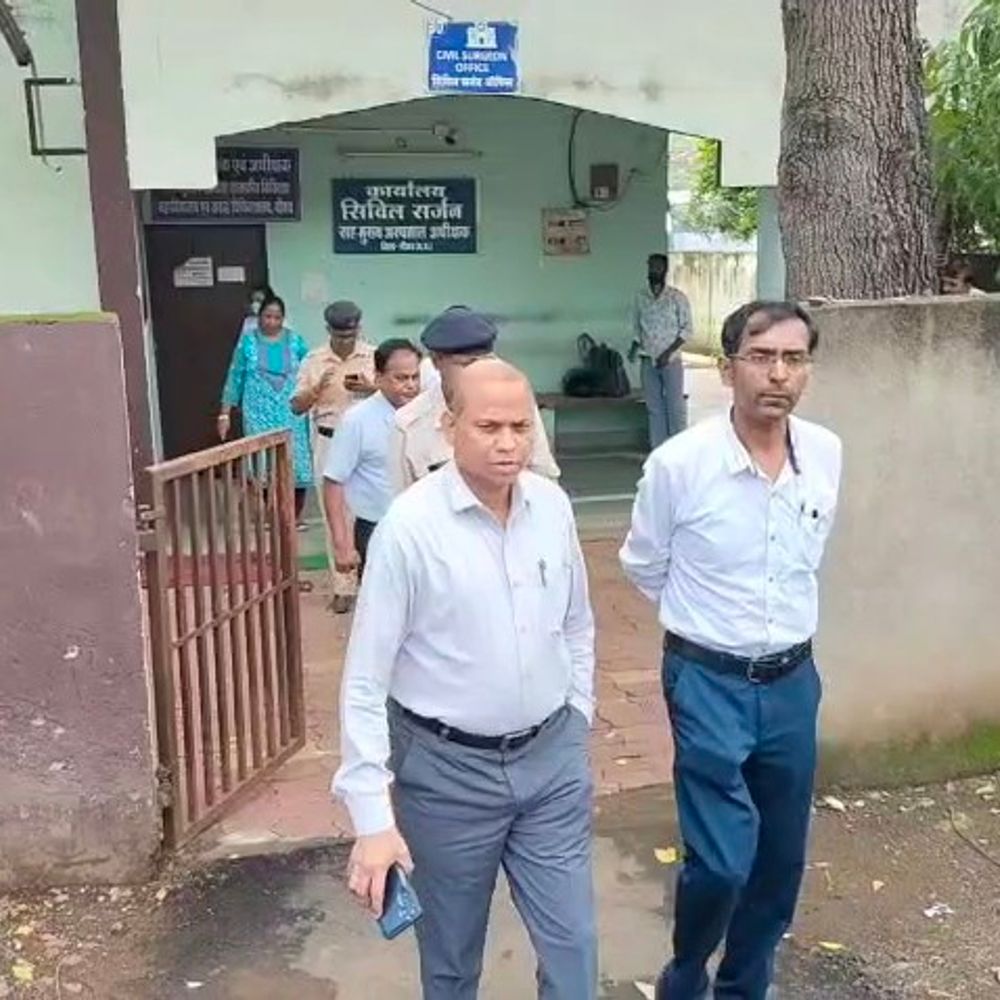 
                 मासूम से छेड़छाड़ का मामला, ADM-SDM जिला अस्पताल पहुंचे:CCTV जांच के आदेश, आरोपी पर कार्रवाई के लिए केंट थाने चिट्ठी भेजी 
            