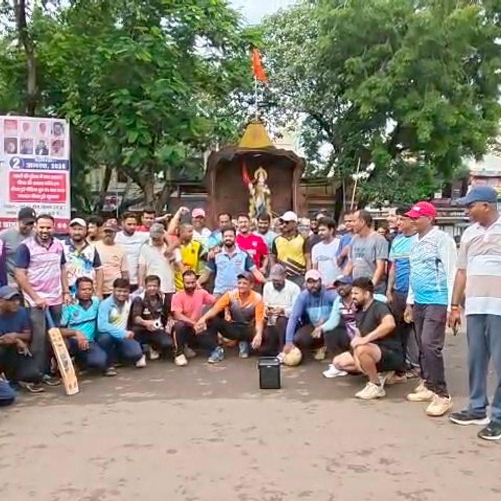 
                 नीमच में खेल मैदान बचाने खिलाड़ी सड़क पर उतरे:बल्ला-फुटबॉल थामकर अनोखा विरोध, स्कूल के लिए वैकल्पिक भूमि की मांग 
            