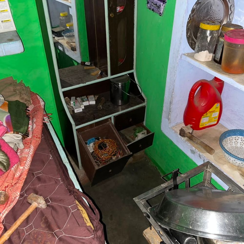 एक ही परिवार के दो बंद मकानों के ताले तोड़े:शामली में जेवरात और कीमती सामान लेकर फरार हुए चोर, पुलिस जांच में जुटी