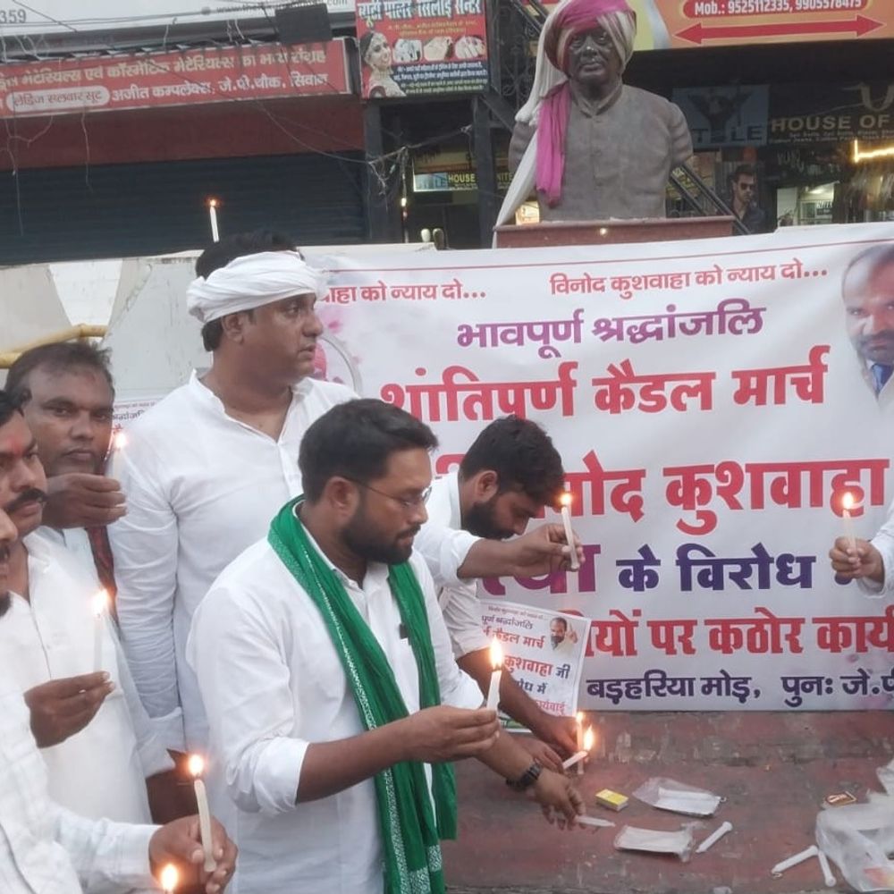 सरपंच विनोद कुशवाहा हत्याकांड- 'न्याय के लिए कैंडल मार्च':निष्पक्ष जांच और दोषियों की गिरफ्तारी की मांग,2 मिनट का मौन रखा