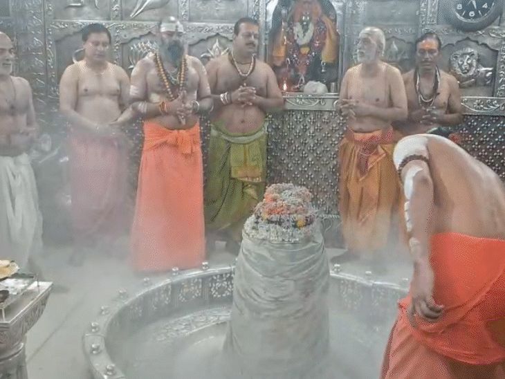 
                 यजुर्वेद के पांच मंत्रों से अर्पित होती है भस्म आरती:महाकाल के भोग के लिए आज भी मांगी जाती है भिक्षा, जानिए क्या है भस्म आरती का रहस्य 
            