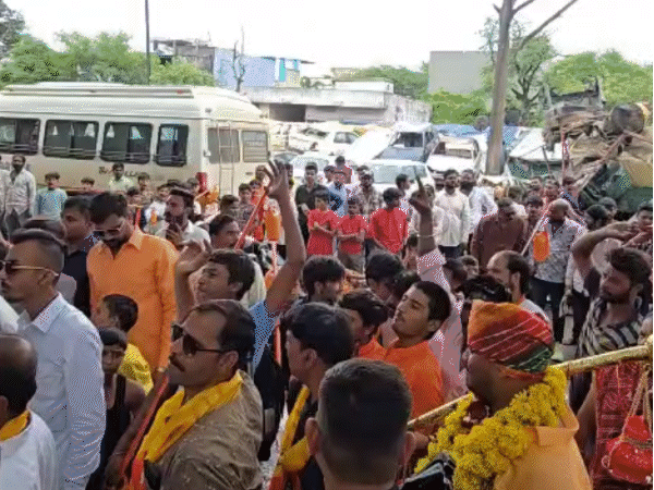
                 भगवान भोलेनाथ पर आपत्तिजनक टिप्पणी का विरोध-प्रदर्शन:दलित समाज ने चंदन नगर थाना घेरा, मौलाना पर एफआईआर की मांग 
            