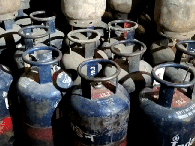 
                 MP में कमर्शियल LPG सिलेंडर ₹194 तक सस्ता:भोपाल में ₹2743 और इंदौर में ₹2846 में मिलेगा; खाना के रेट मे कमी की उम्मीद 
            