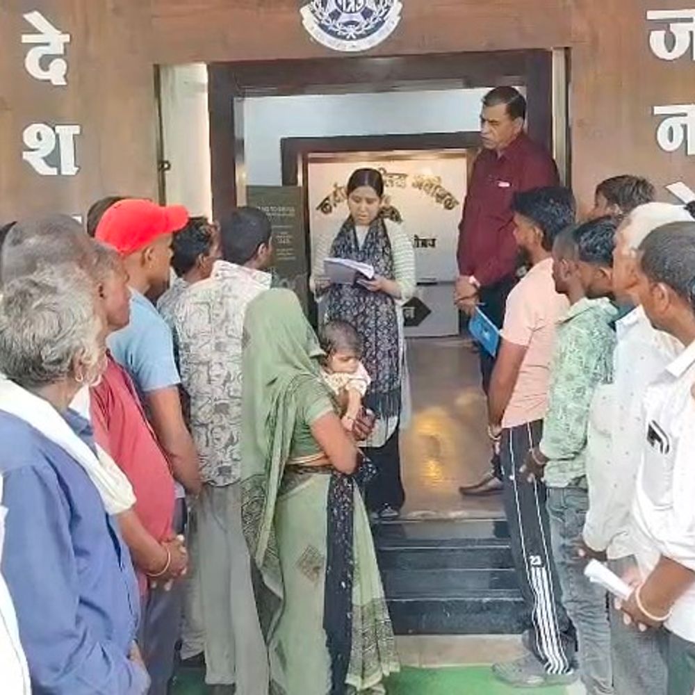 
                 विवाहिता की मौत, मायका पक्ष ने हत्या का आरोप लगाया:SP ऑफिस में DSP को ज्ञापन, पति समेत 4 पर संदेह 
            